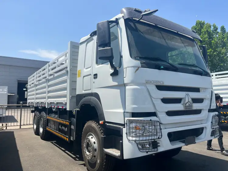 Reman HOWO 6×4 Fence Cargo Truck 4 reman howo fence truck | reman howo 6×4 fence truck